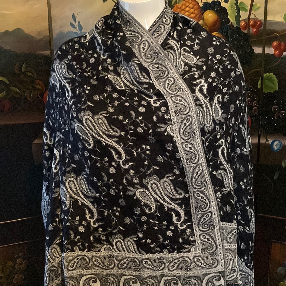 New imported black and white Diva pashmina.